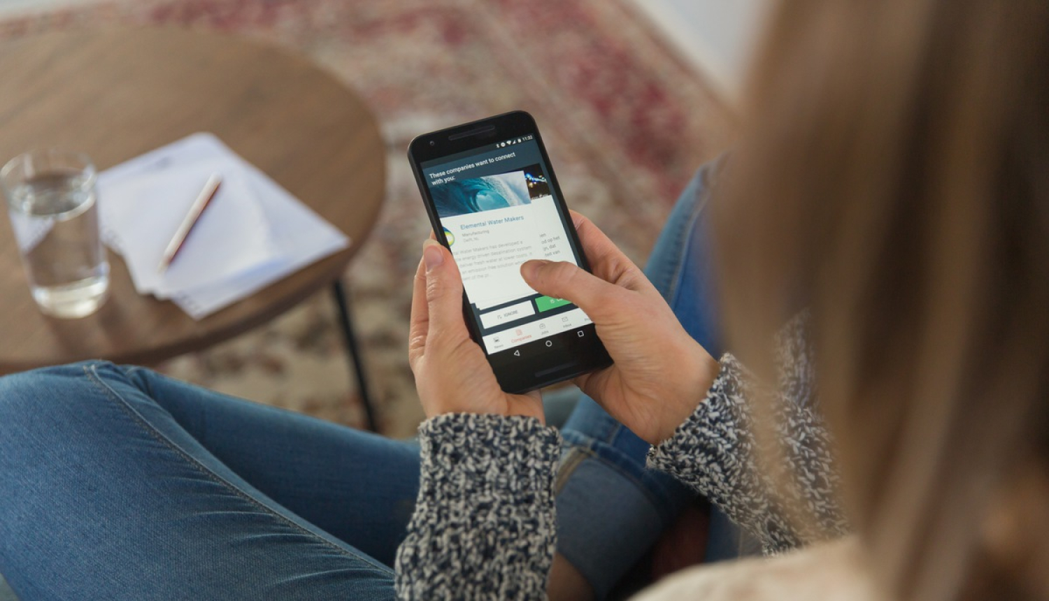 Meitene skatās telefonā