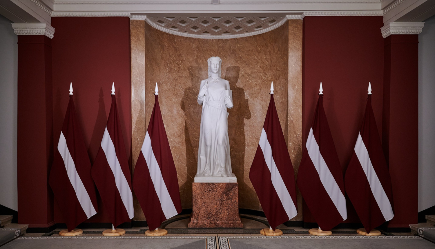 Temīdas statuja ar Latvijas karogiem abās pusēs Ministru kabineta vestibilā