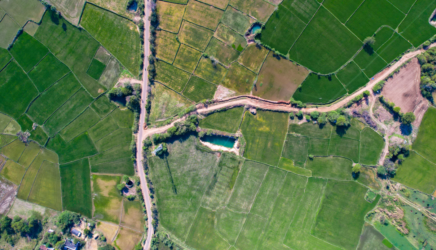 Skats no augšas uz teritoriju. Redzami ceļi, ēkas, lauki, zeme. 