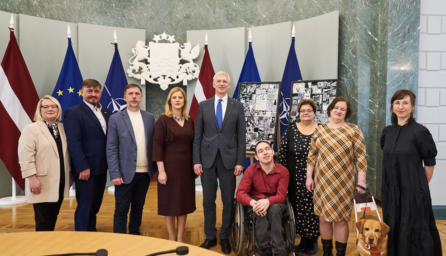 Ministru prezidents, labklājības ministre un biedrības "Apeirons" pārstāvji