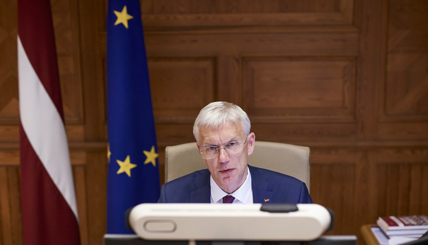 Krišjānis Kariņš ar Eiropas karogu fonā