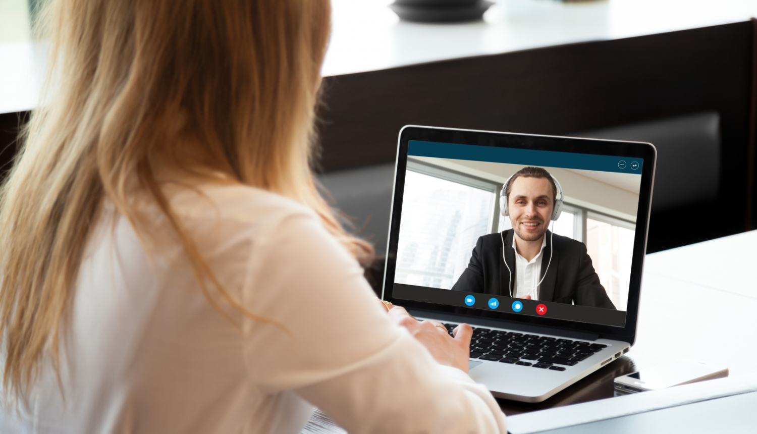 ilustratīvs attēls: attālināta sanāksme; avots: 123rf.com