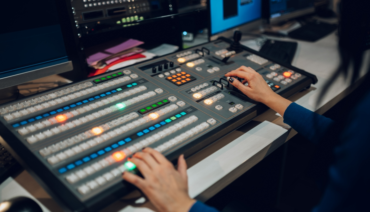 TV režijas pults. Sievietes rokas, kas strādā ar pulti. 
