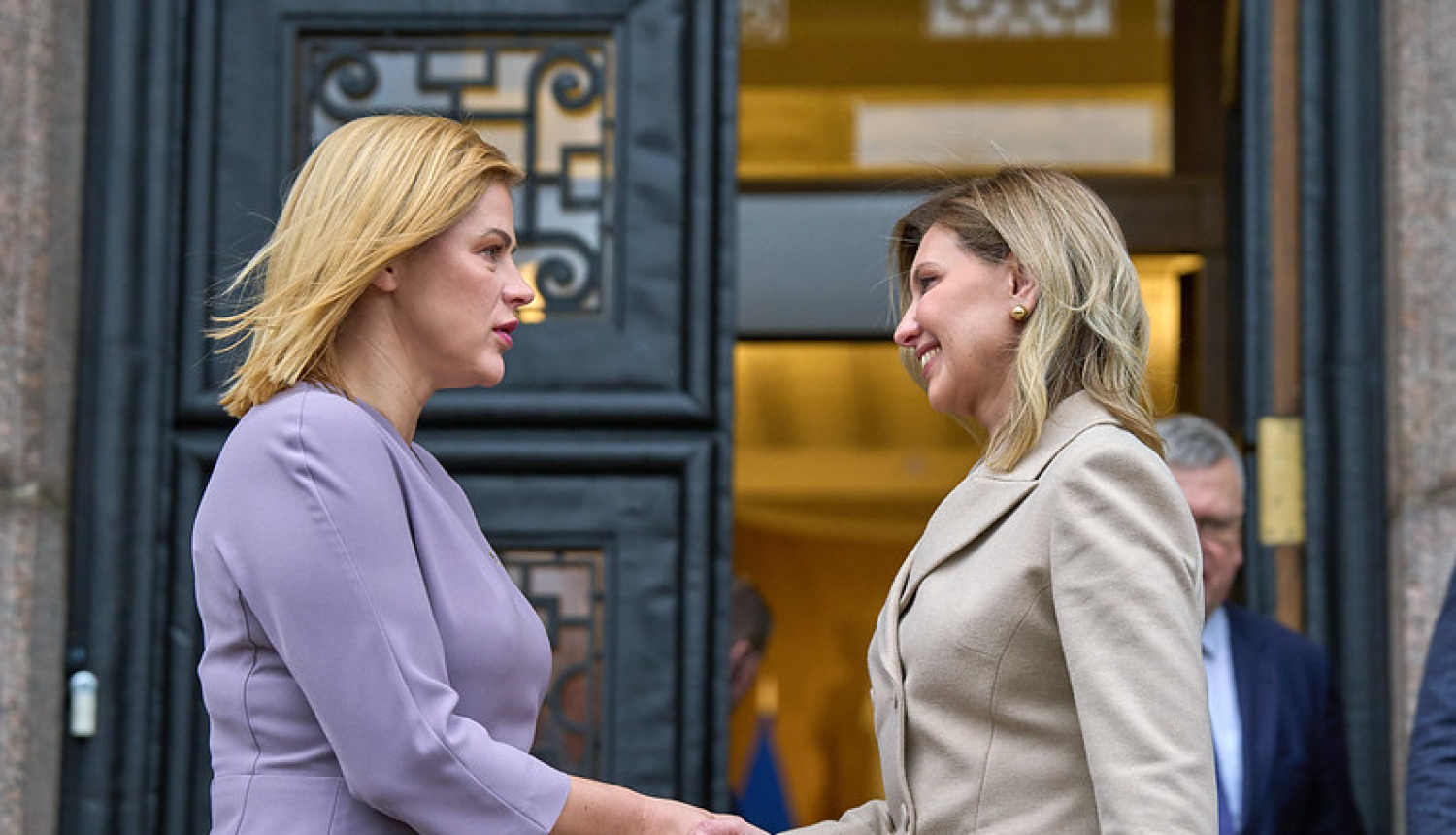 Ukrainas prezidenta kundze Olena Zelenska sarokojas ar Ministru prezidenti Eviku Siliņu. 