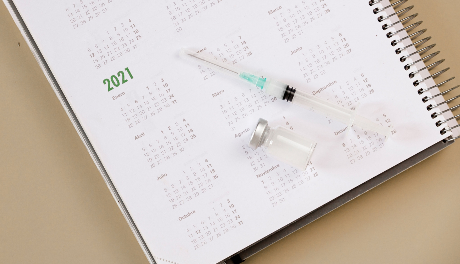 ilustratīvs attēls: šļirce, kalendārs; avots: 123rf.com