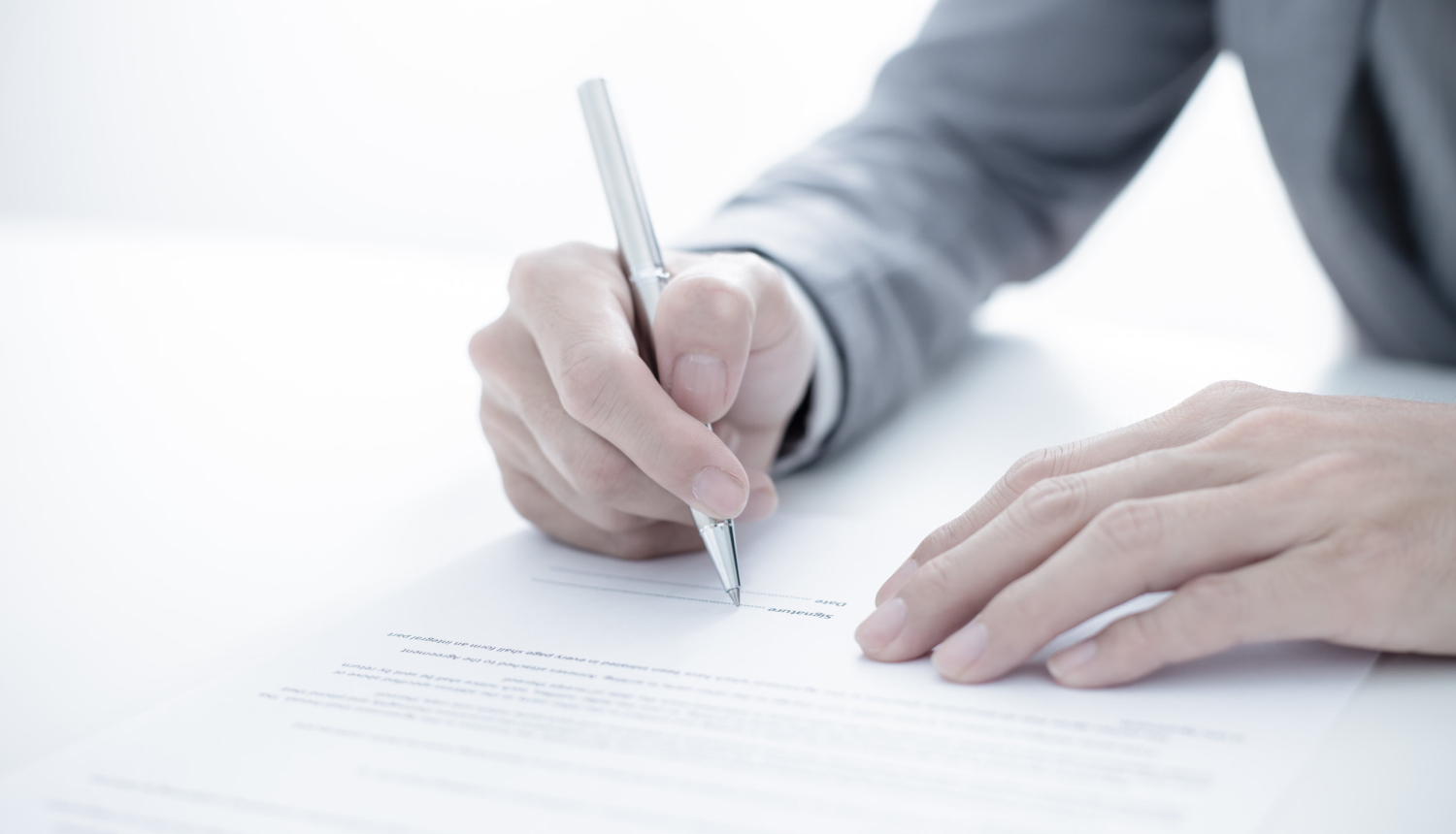 Vīrietis paraksta dokumentu