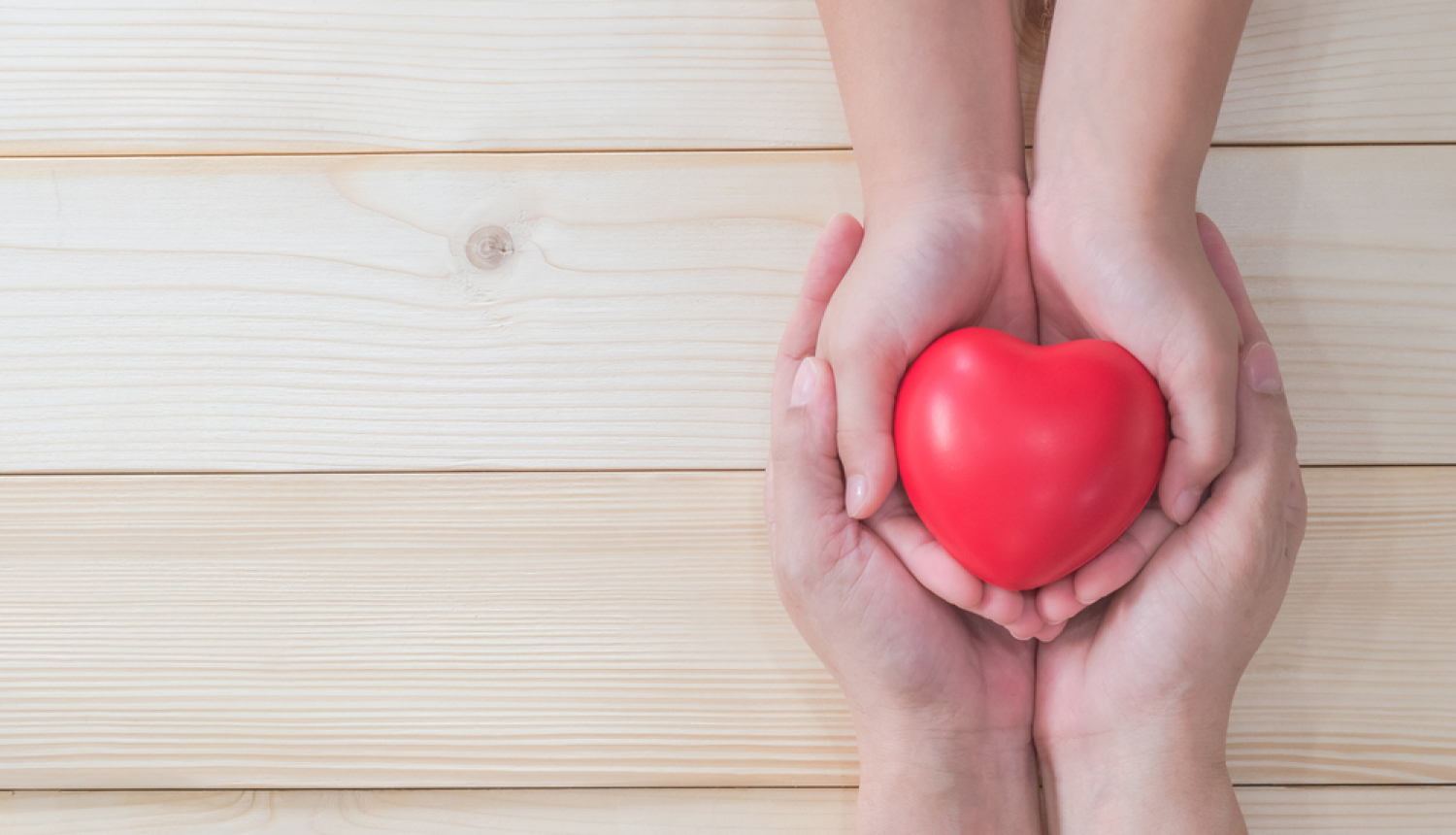 Bērna un pieaugušā rokas tur sirsniņu