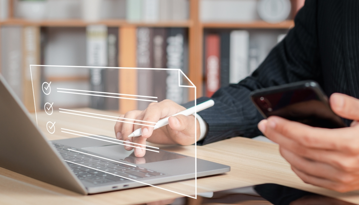 Cilvēks darbojas datorā.