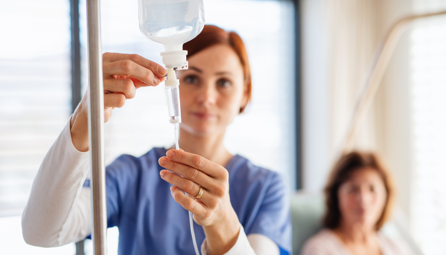 Pacients un medicīniskais personāls slimnīcā