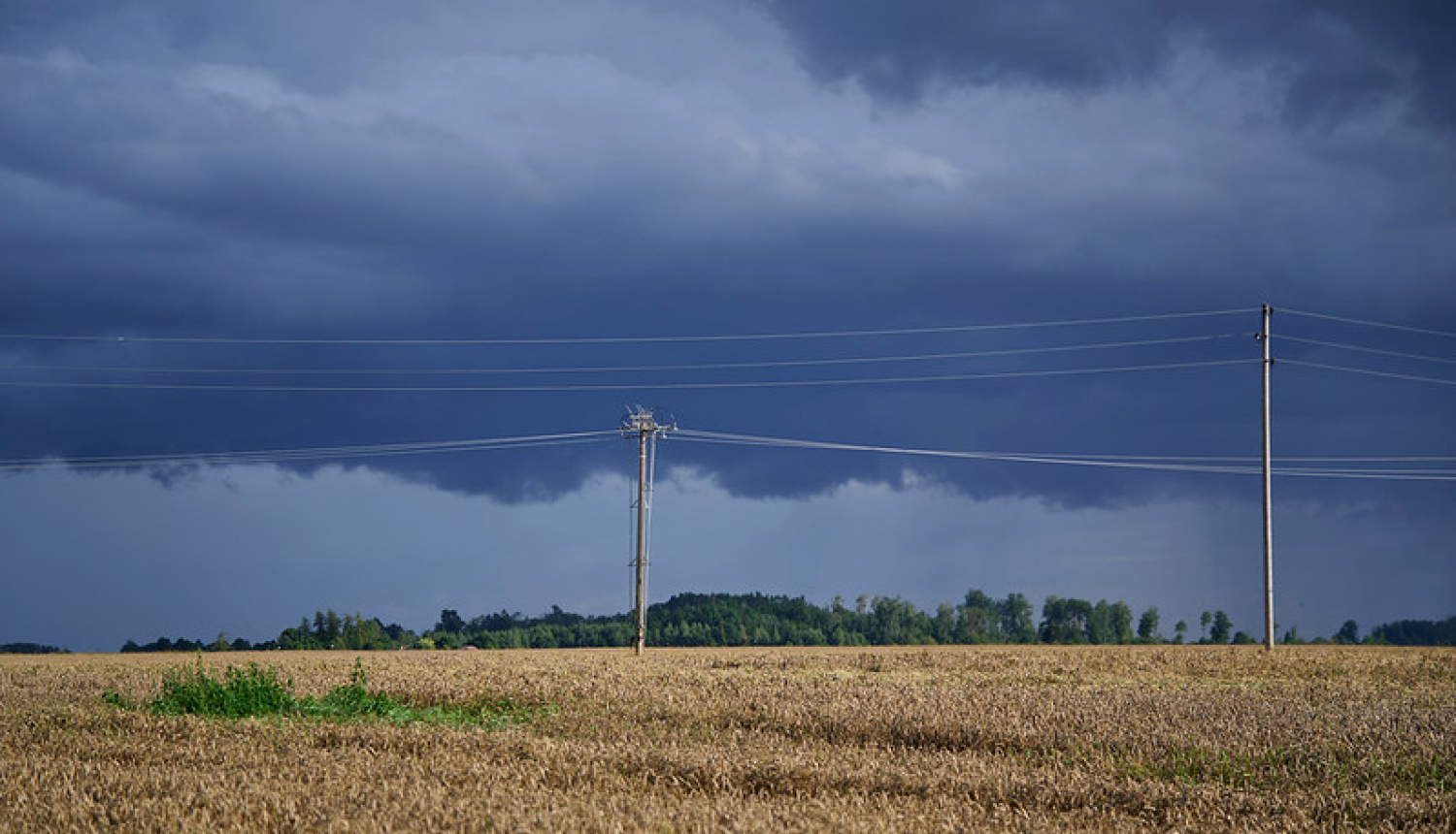 Apmākušās debesis virs Latvijas laukiem