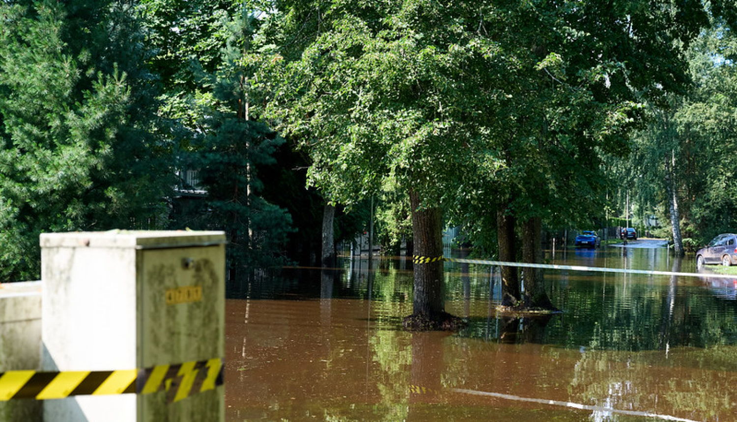 Foto: Vētras postījumi Jūrmalā. Applūdusi iela.