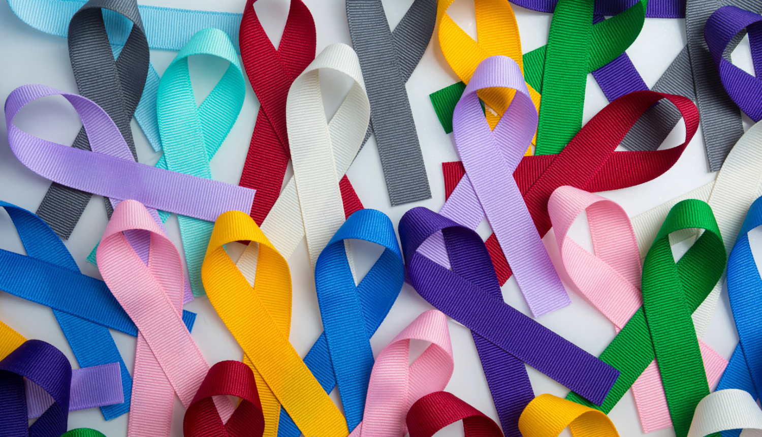 Dažādu krāsu lentītes, kuras simbolizē dažādus vēža veidus