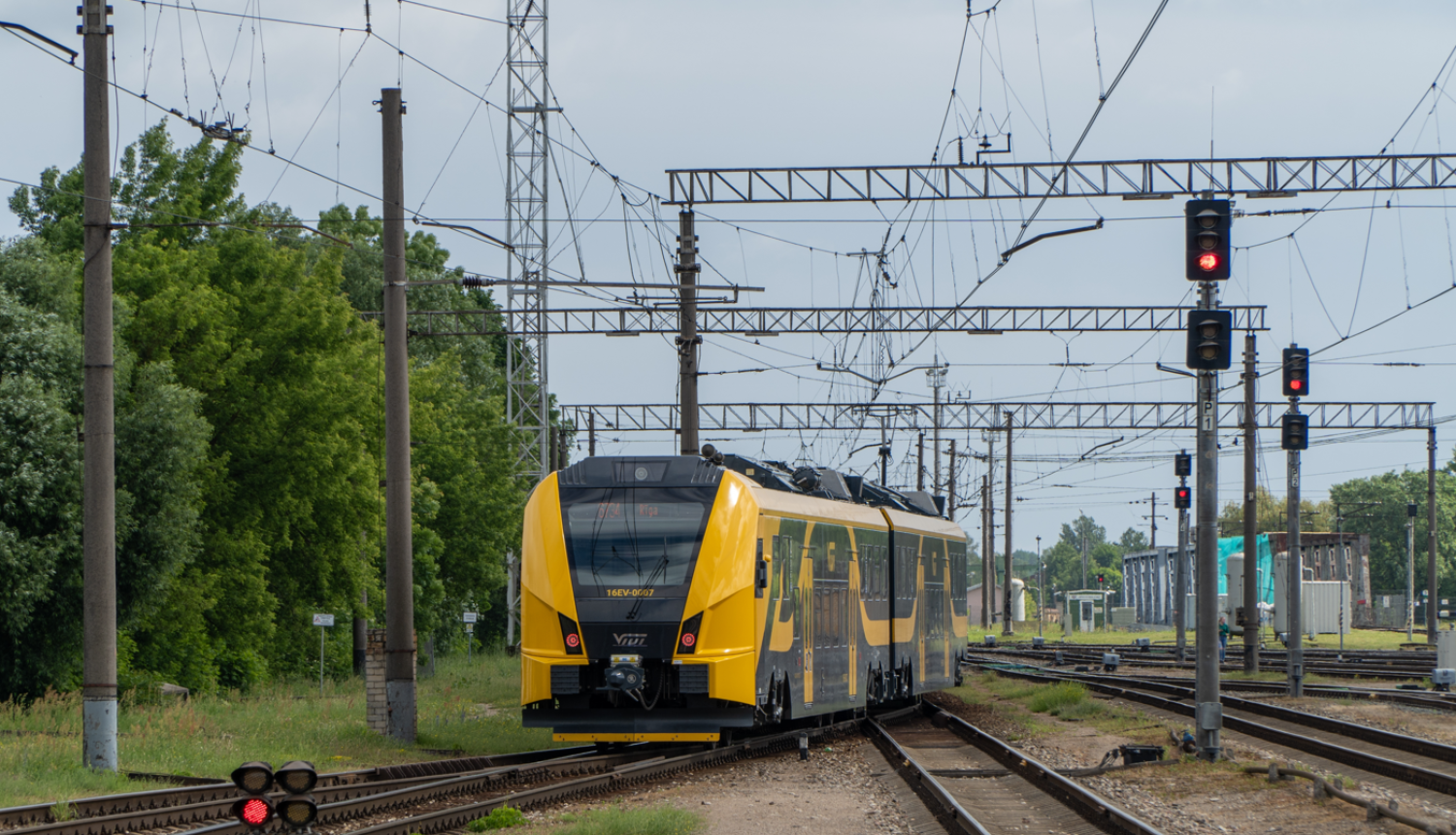 Brauc jaunais vilciens. Fonā koki. 