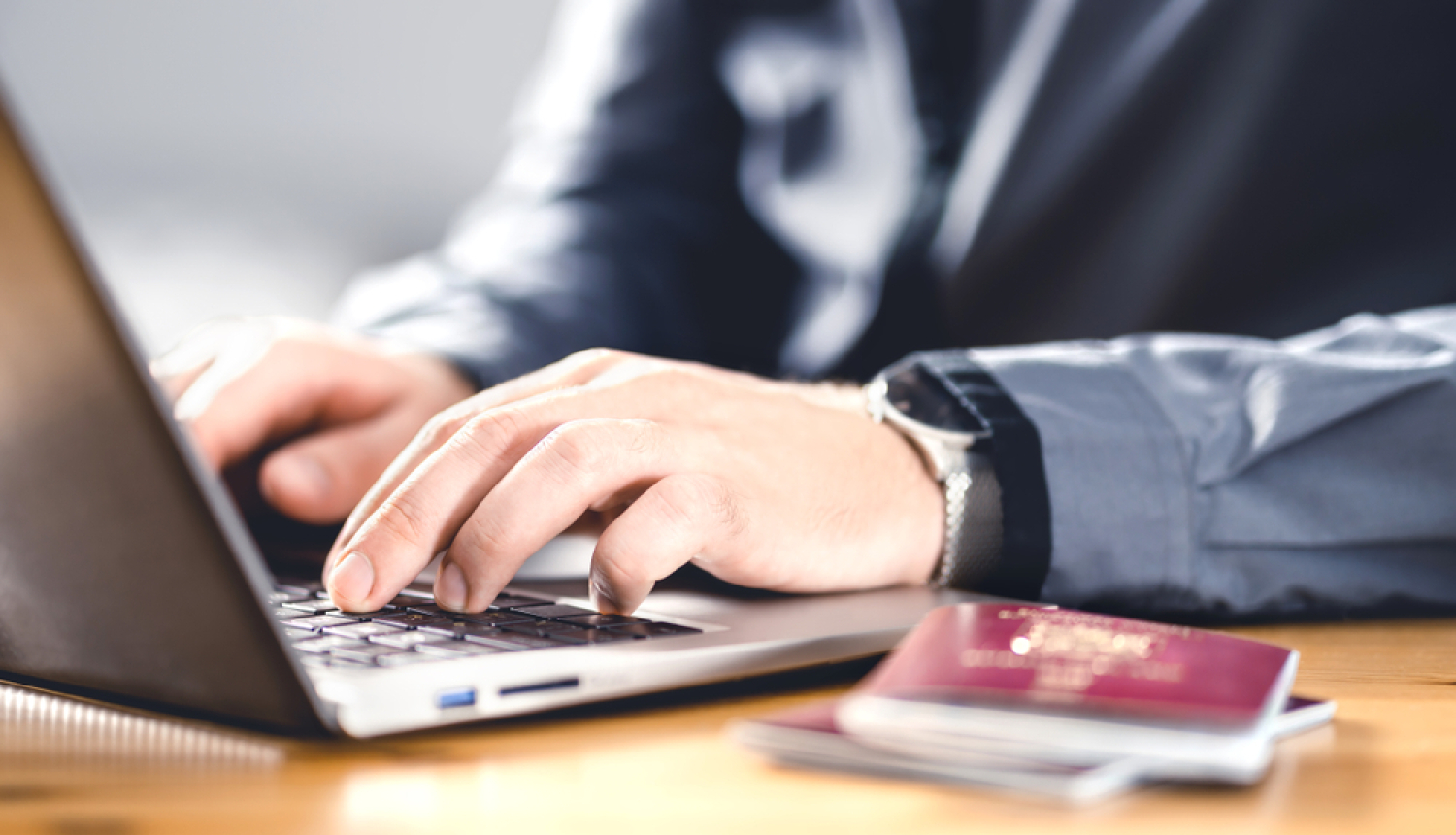 Dators, uz galda pase