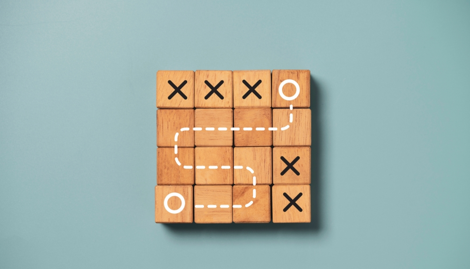 Balts burts "O" ar punktu uz koka kuba, kas simbolizē stratēģisko plānošanu  mērķu sasniegšanai