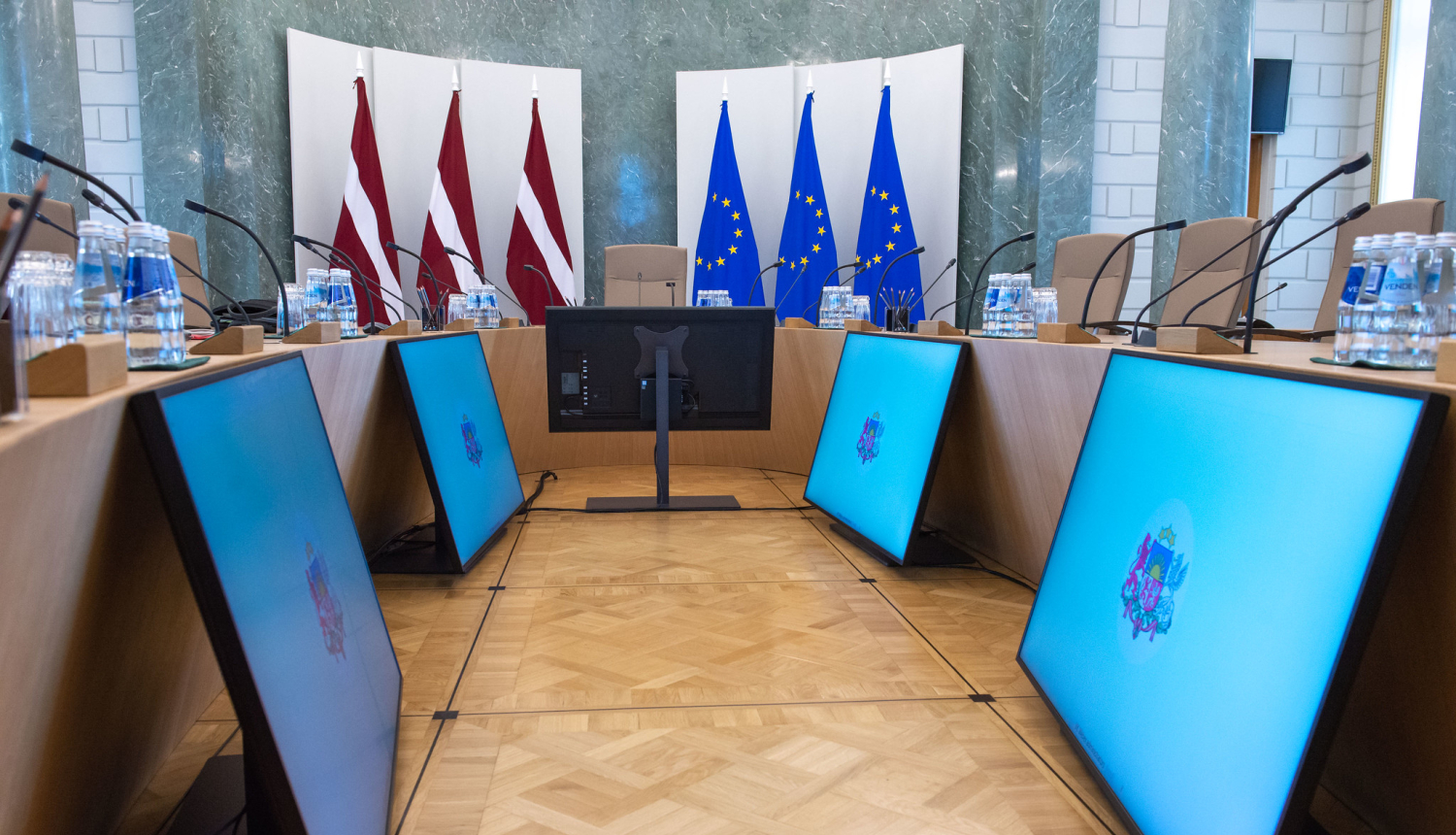 Zaļā zāle, ekrāni