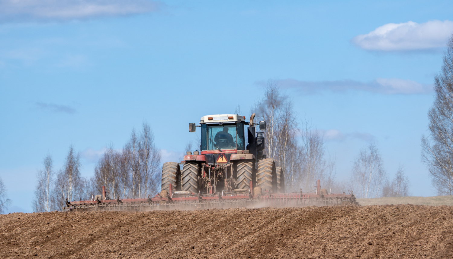Traktors kultivē lauku