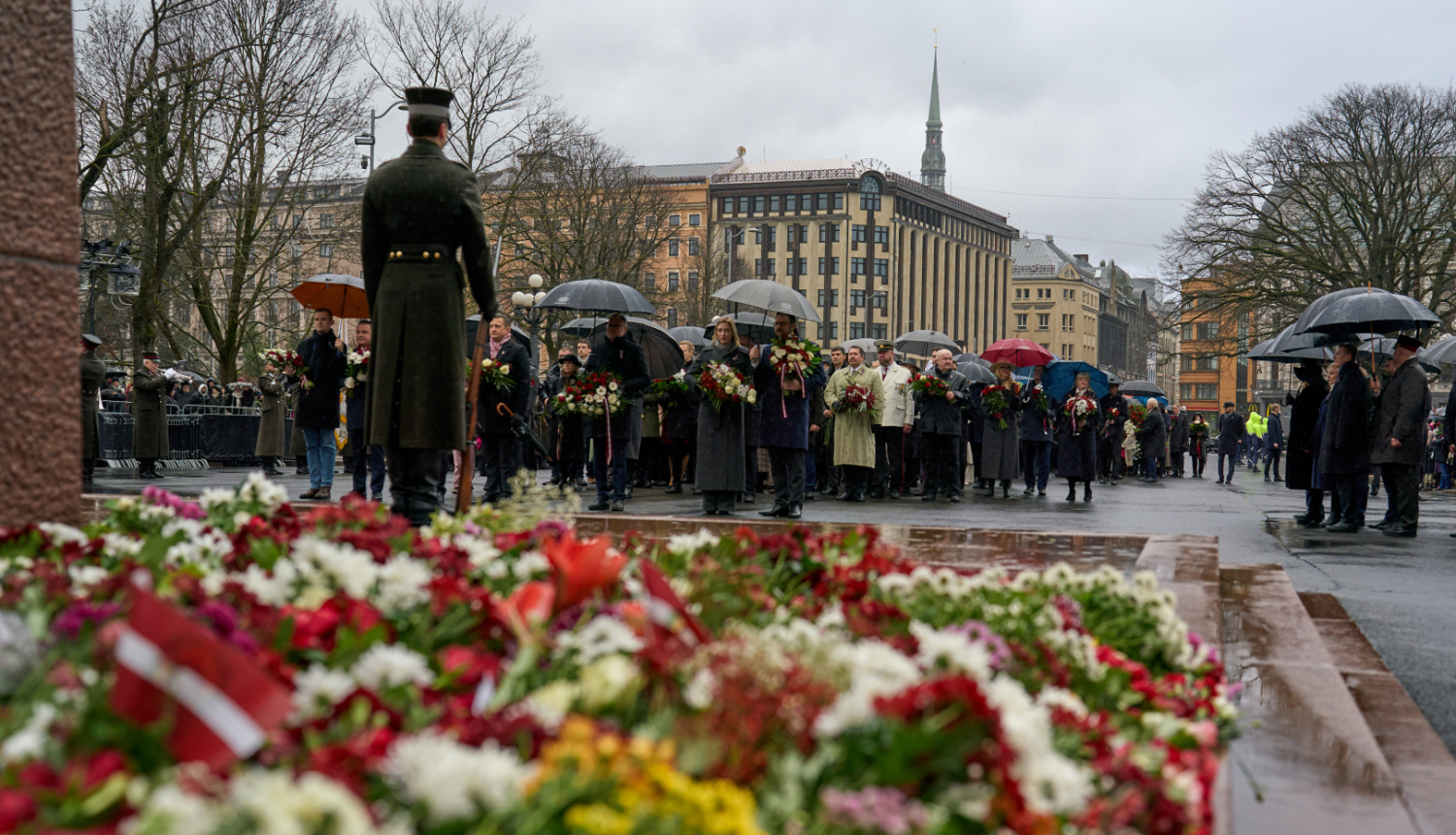 Ziedi pie Brīvības pieminekļa