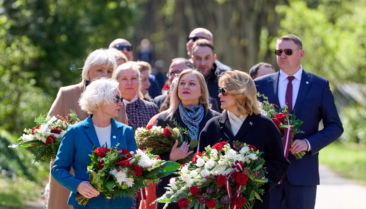 Ministru prezidente Evika Siliņa, Saeimas priekšsēdētāja Daiga Mieriņa un citas valsts amatpersonas dodas nolikt ziedus J. Čakstes atdusas vietā
