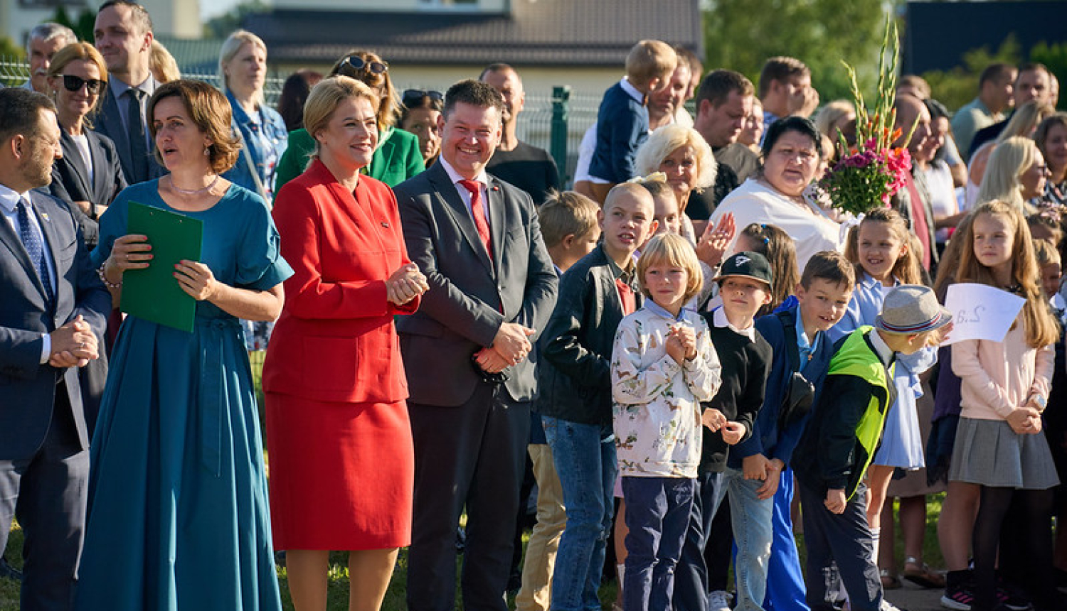Foto no pasākuma, kur Ministru prezidente Evika Siliņa ir kopā ar skolēniem un skolotājiem Zinību dienā