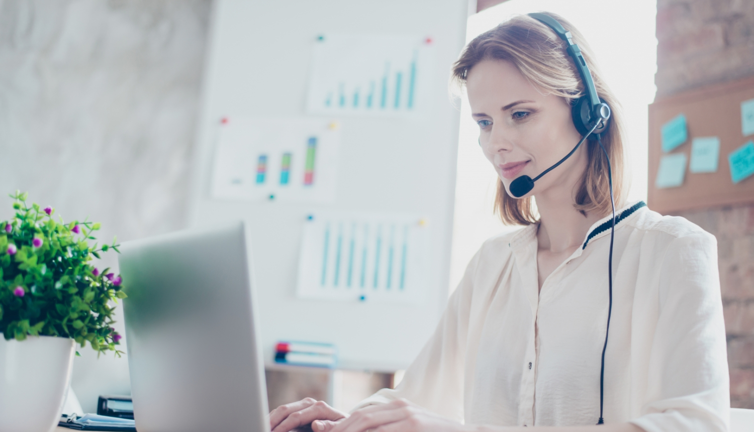 ilustratīvs attēls: darbiniece zvanu centrā; avots: 123rf.com
