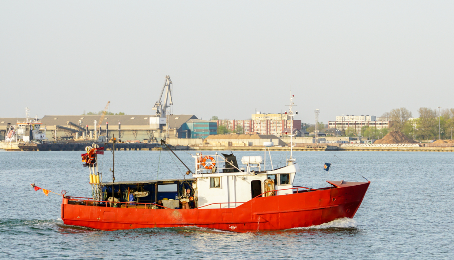 Sarkana zvejas laiva atgriežas ostā