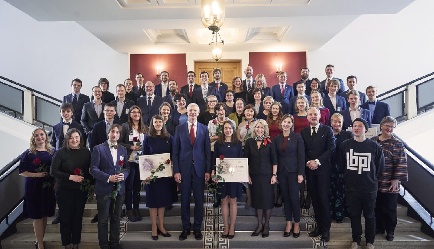 Sveic starptautisko mācību priekšmetu olimpiāžu un konkursa “EuroSkills 2018” laureātus un viņu pasniedzējus