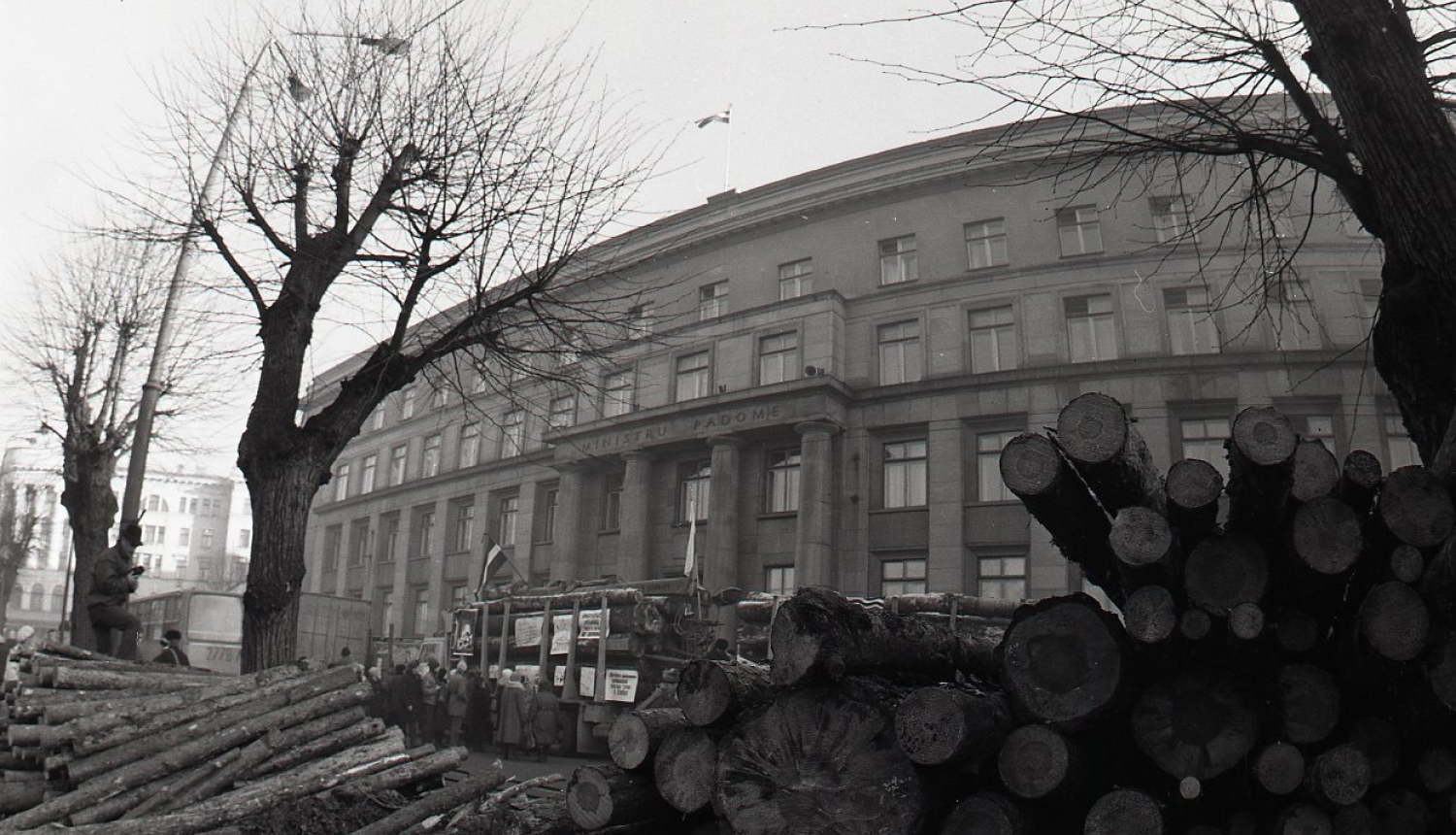Attēls no 1991. gada barikādēm pie Ministru kabineta ēkas (toreiz Ministru padome). 
