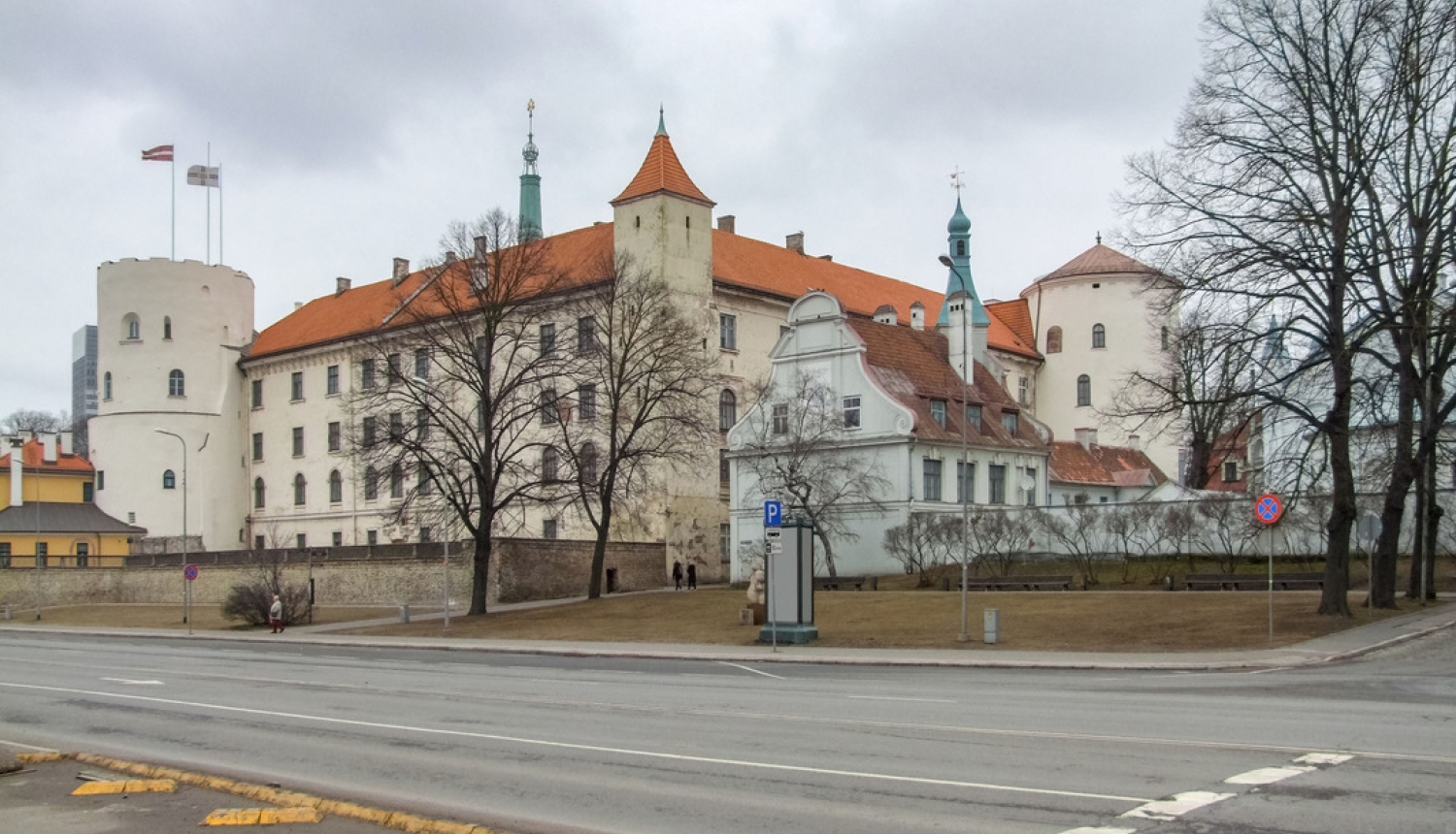 Ministru prezidents ar Valsts prezidentu un Saeimas priekšsēdētāju pārrunās plānu stingrāku ierobežojumu ieviešanai Covid-19 izplatības apturēšanai