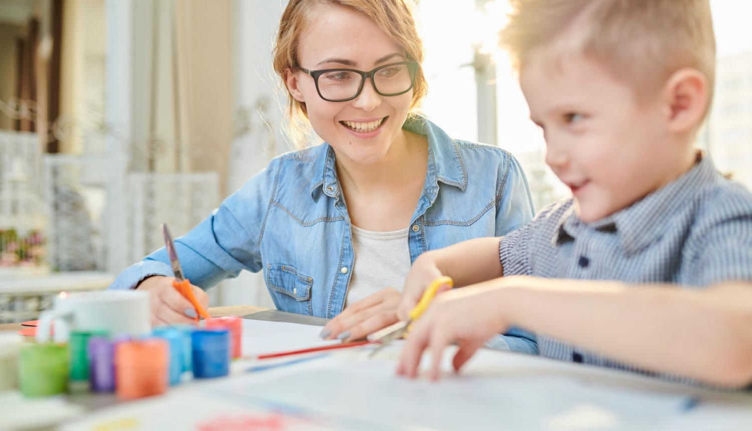 Arī pašnodarbinātas personas – nepilnas darba slodzes pedagoģiskā vai radošā darba veicēji – varēs pretendēt uz dīkstāves pabalstu