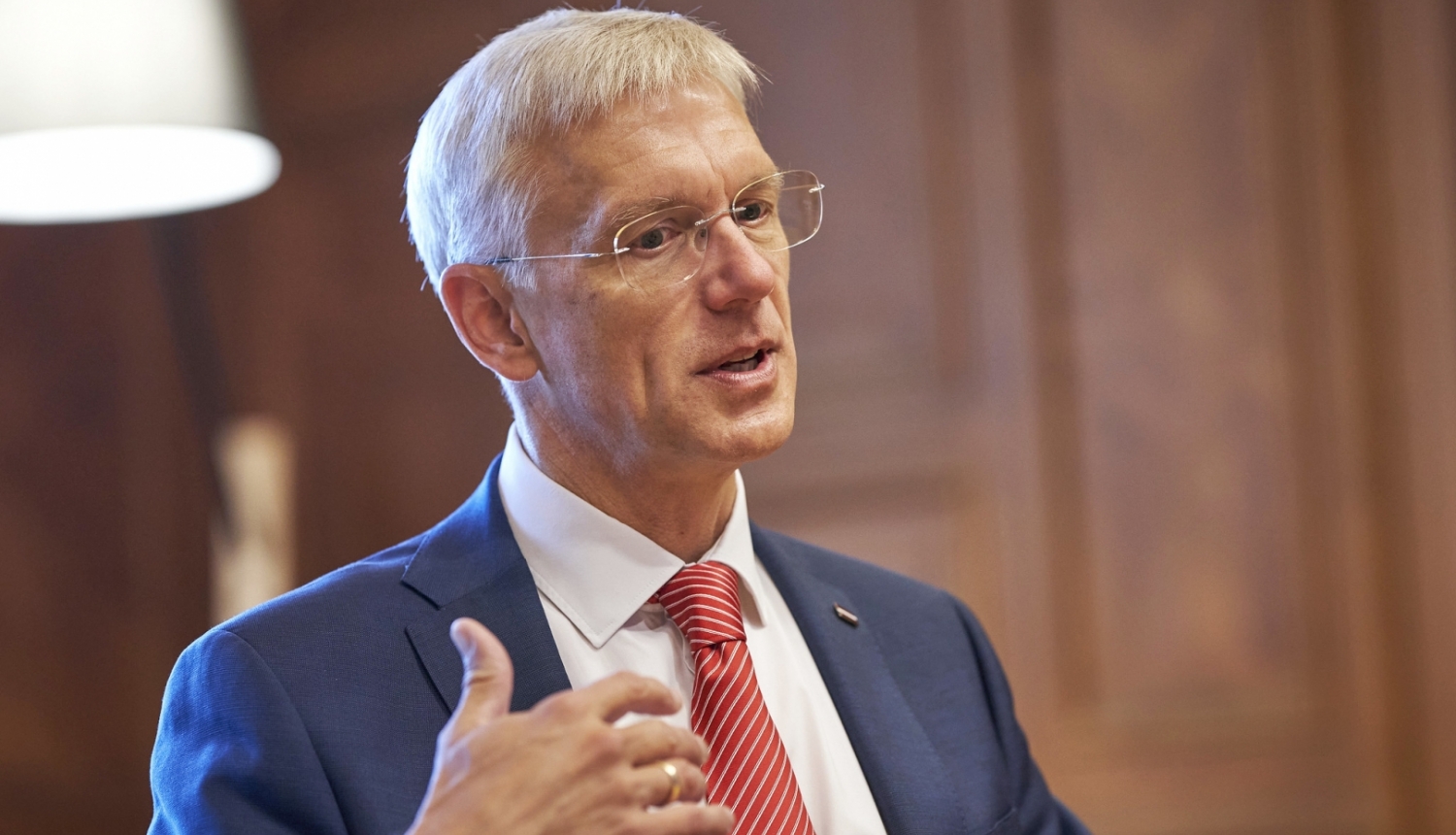 Ministru prezidents Kariņš savā darba kabinetā