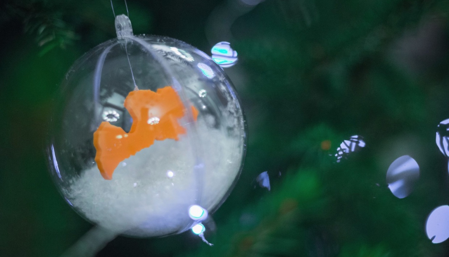 Valdības namā Ziemassvētku egli greznos ar 3D drukas tehnoloģijās veidotiem rotājumiem