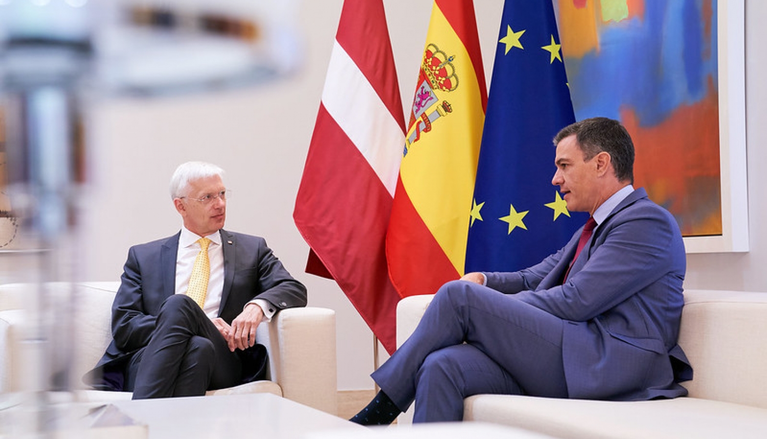 Ministru prezidents Krišjānis Kariņš sarunā ar Spānijas premjerministru Pedro Sančesu sarunā