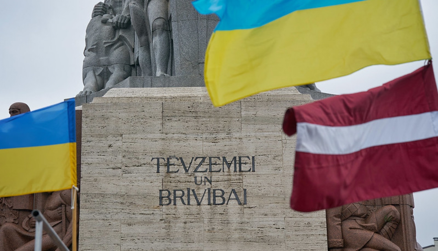 Ukrainas un Latvijas karogi pie Brīvības pieminekļa