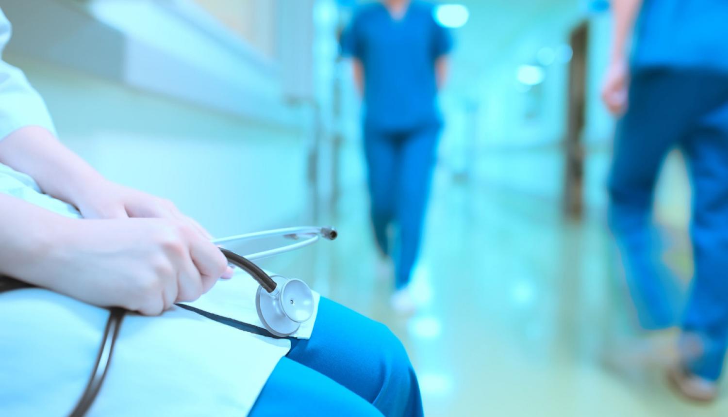 Nākošgad mediķu zemākā darba samaksa palielināsies par 25%