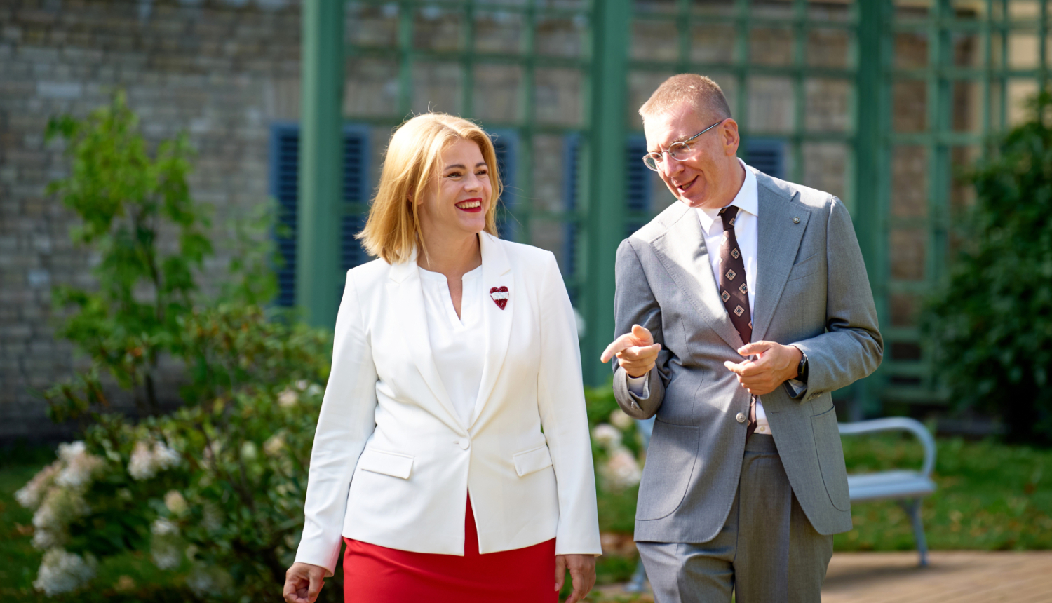 Ministru prezidente Evika Siliņa pastaigā Rīgas pils dārzā kopā ar Valsts prezidentu Edgaru Rinkēviču