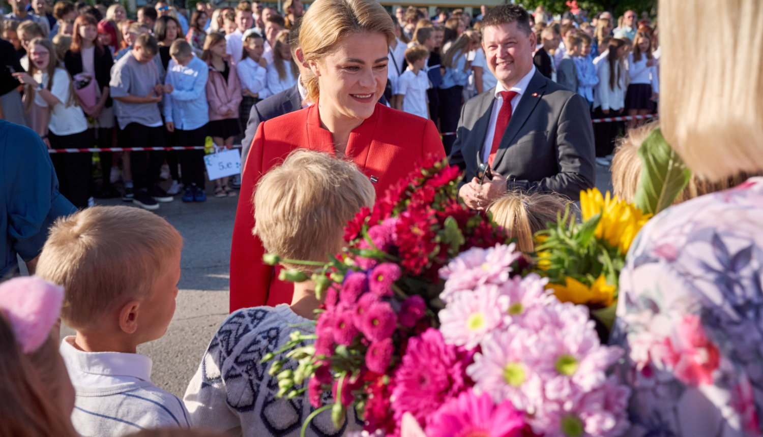 Ministru prezidente Evika Siliņa sarunājas ar skolēniem 1. septembrī