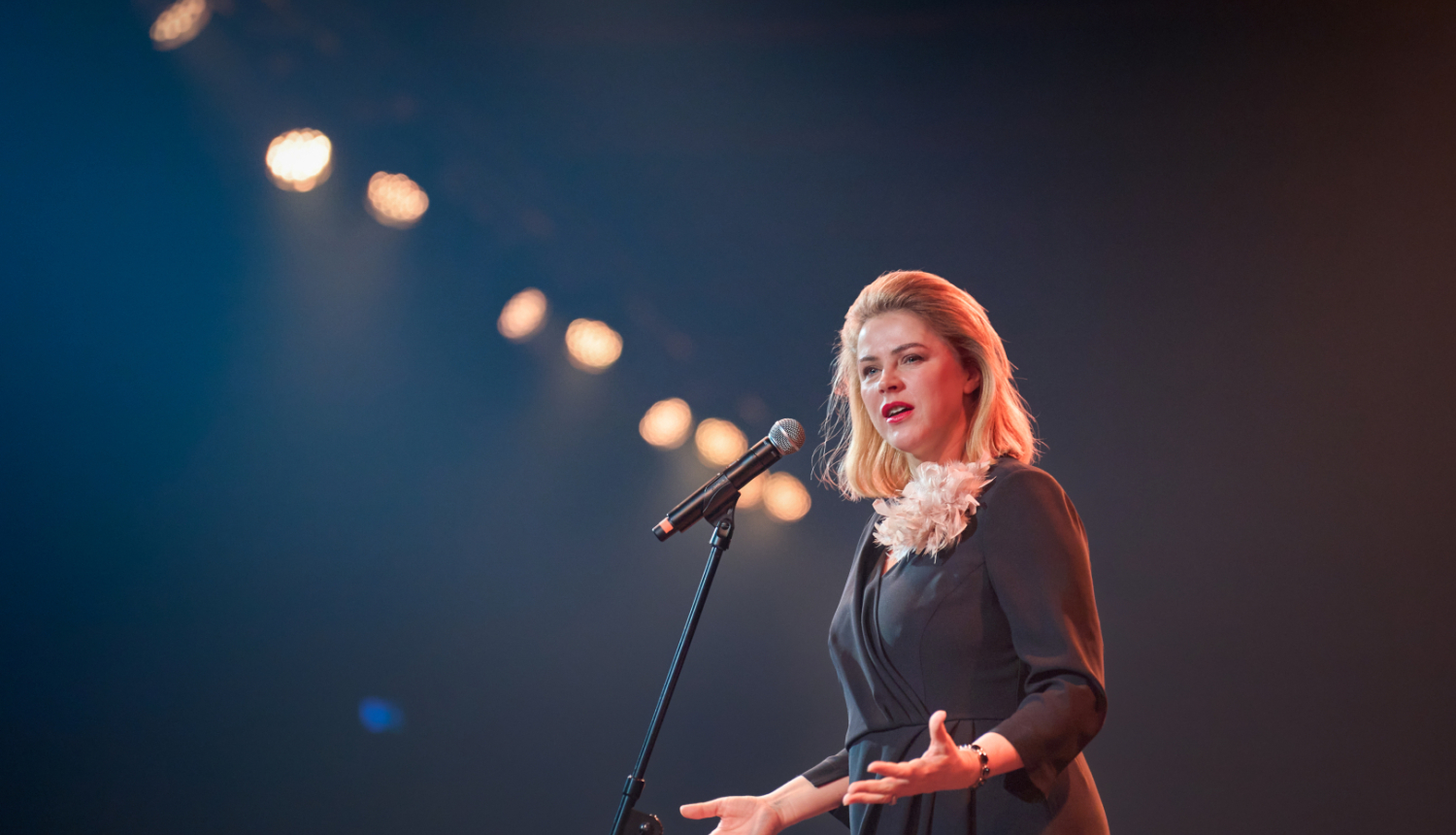 Ministru prezidente Evika Siliņa uz skatuves apbalvošanas ceremonijā
