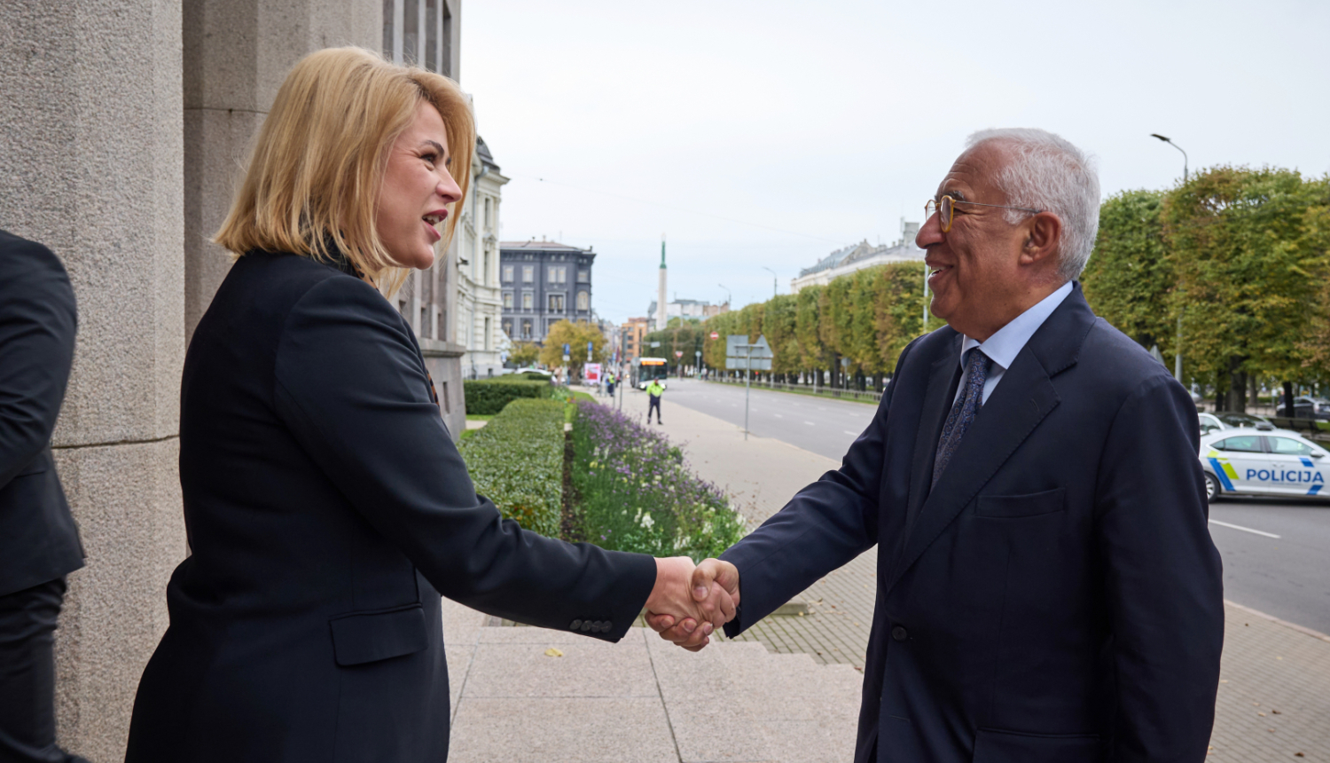 Ministru prezidente Evika Siliņa sarokojas ar Eiropadomes priekšsēdētāju Antoniu Koštu pie Ministru kabineta