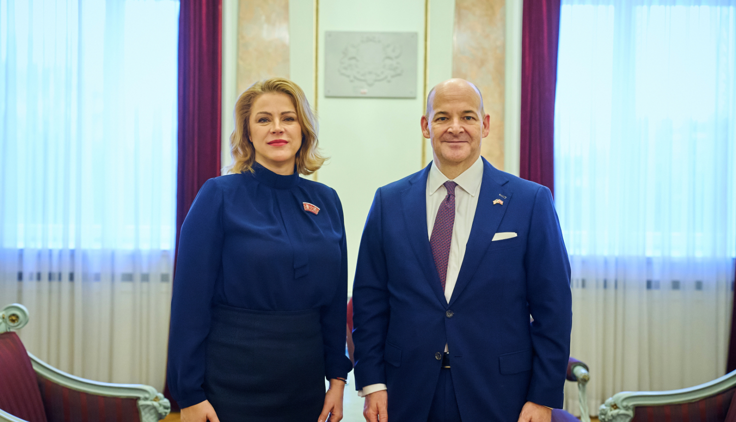 Ministru prezidente Evika Siliņa un ASV vēstnieks Latvijā Kristofers Robinsons