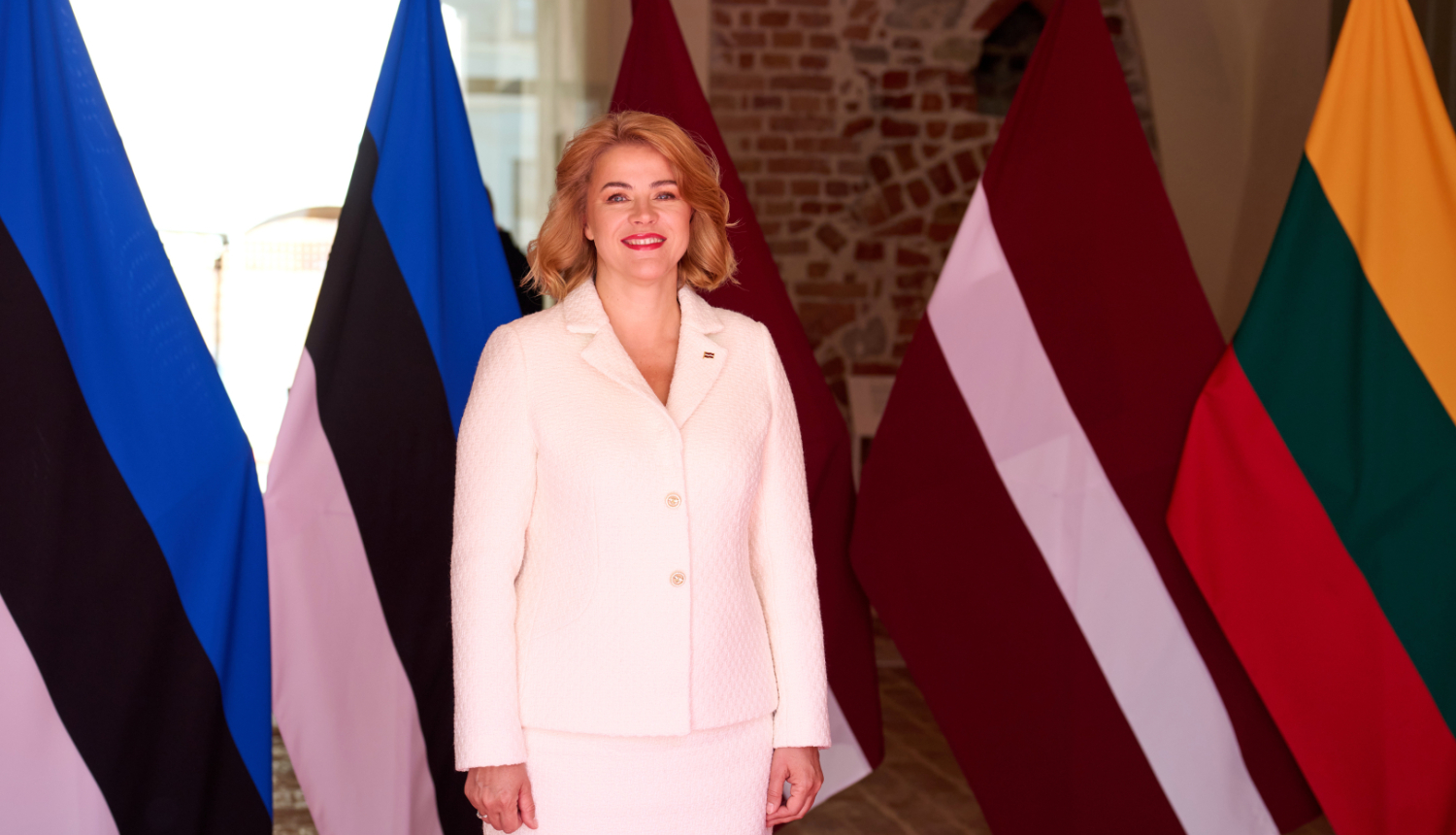 Ministru prezidente Evika Siliņa pie Igaunijas, Latvijas un Lietuvas karogiem