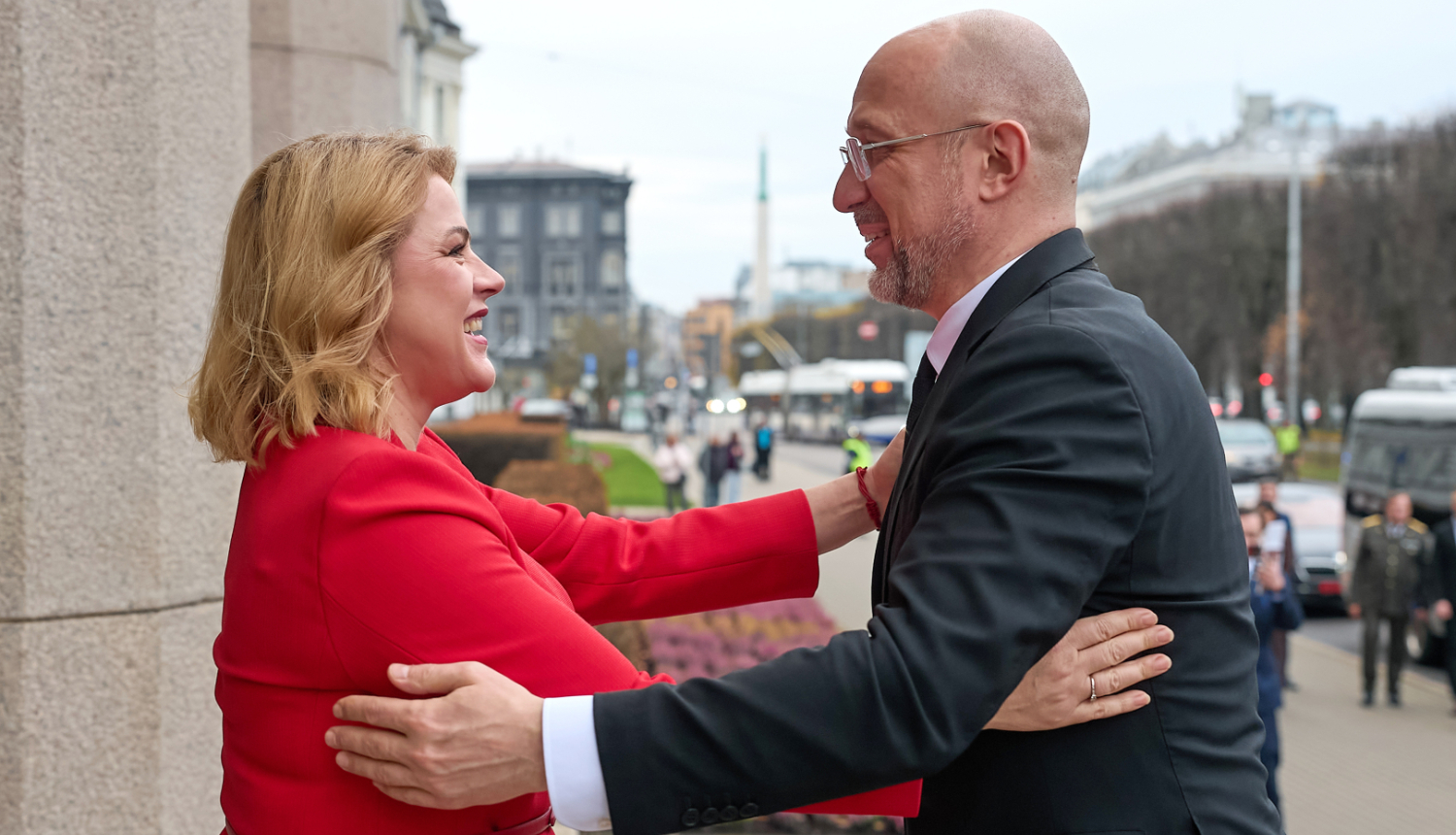 Ministru prezidente Evika Siliņa un Ukrainas aizsardzības ministrs Deniss Šmihaļs apskaujas uz pie ieejas Ministru kabineta ēkā