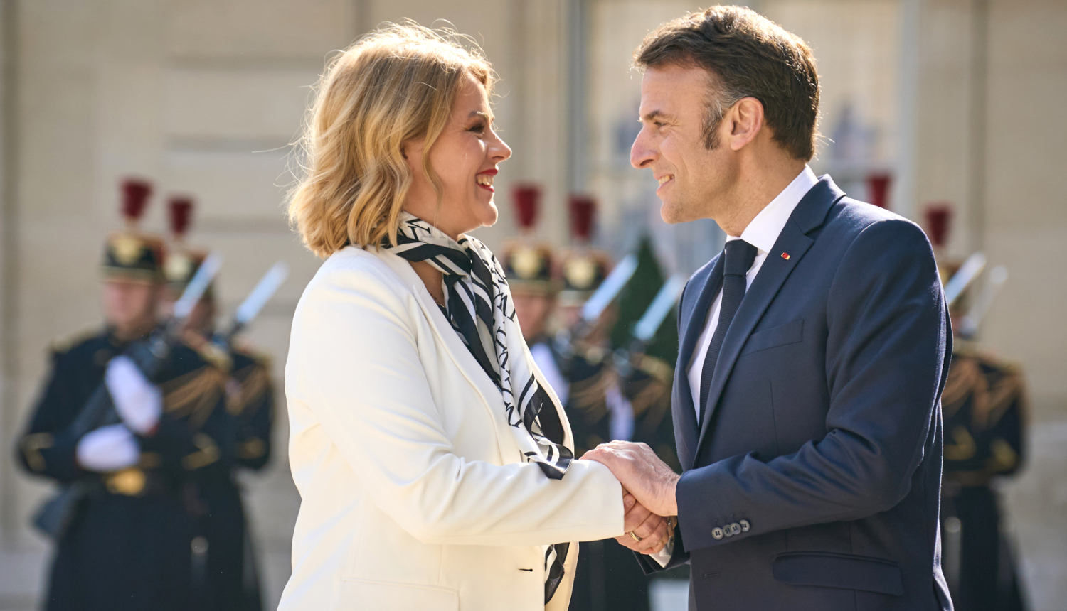 Ministru prezidente Evika Siliņa sarokojas ar Francijas preizdentu Emanuelu Makronu