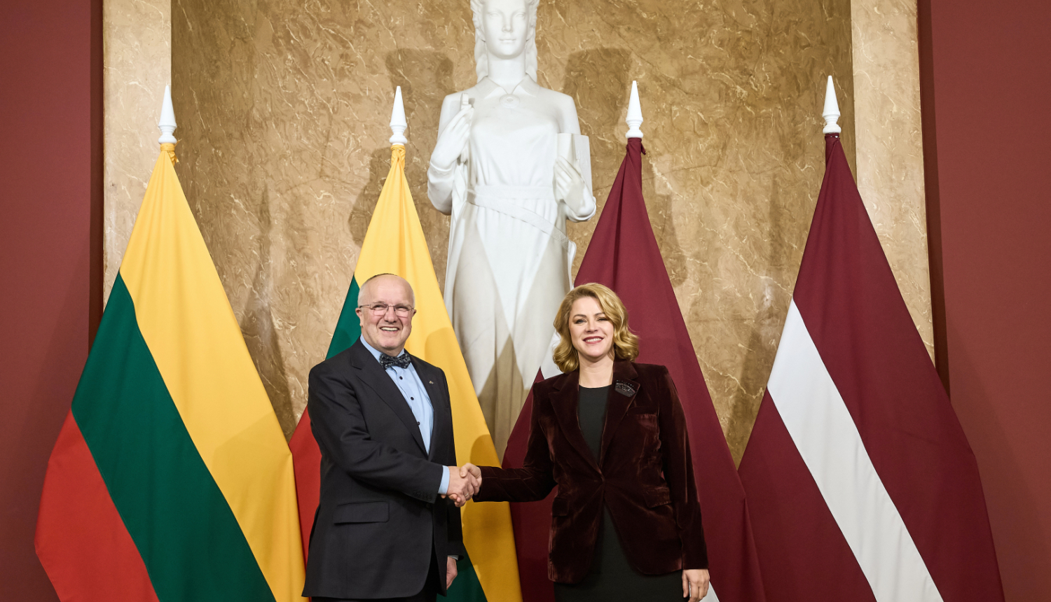 Ministru prezidente Evika Siliņa sarokojas ar Lietuvas parlamenta priekšsēdētāju Jozu Oleku