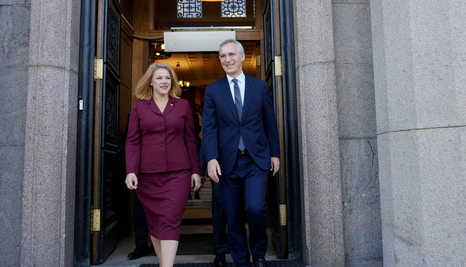 Ministru prezidente Evika Siliņa un bijušais NATO ģenerālsekretārs Jenss Stoltenbergs pie Ministru kabineta ēkas 