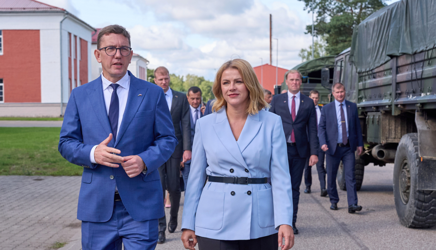 Ministru prezidente Evika Siliņa kopā ar Igaunijas premjerministru Kristenu Mihalu apmeklē Viru izvietoto Igaunijas Sauszemes spēku Kuperjanova kājnieku bataljonu