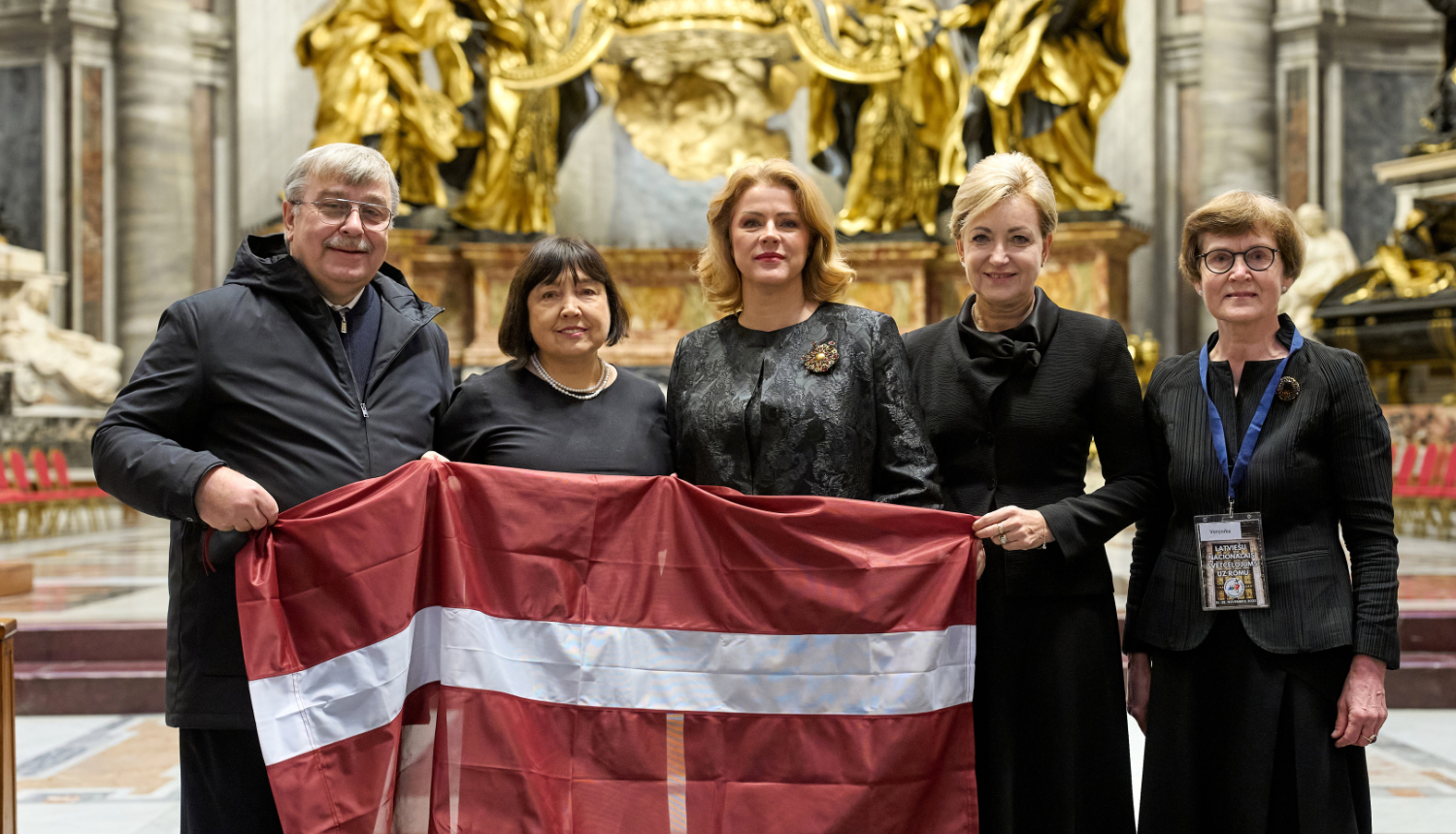 Ministru prezidente Evika Siliņa un Latvijas svētceļojuma dalībnieki ar Latvijas karogu Pētera bazilikā Vatikānā