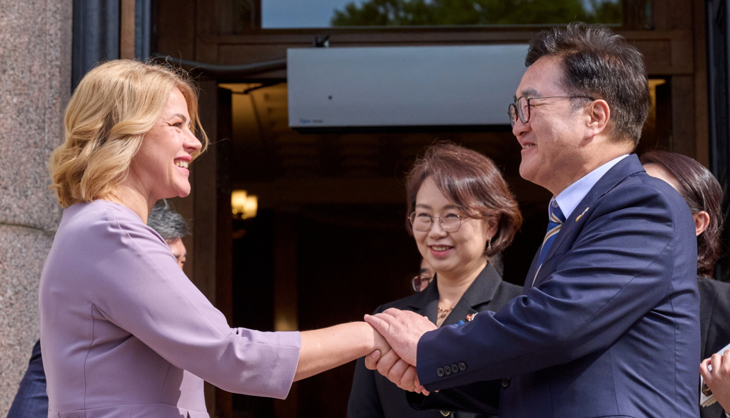 Ministru prezidente Evika Siliņa tiekas ar Korejas Republikas Nacionālās asamblejas priekšsēdētāju Vonsiku Vu (Woo Wonshik)"><img src="https://live.staticflickr.com/65535/54550492927_15da42e456_z.jpg" width="640" height="480" alt="28.05.2025. Ministru prezidente Evika Siliņa tiekas ar V.E. Korejas Republikas Nacionālās asamblejas priekšsēdētāju Vonsiku Vu