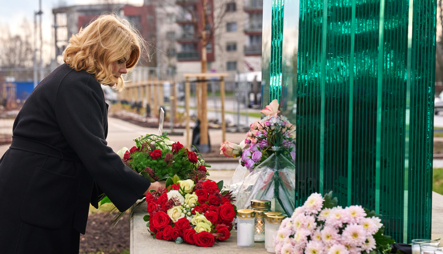 Ministru prezidente Evika Siliņa noliek ziedus Zolitūdes traģēdijas piemiņas vietā