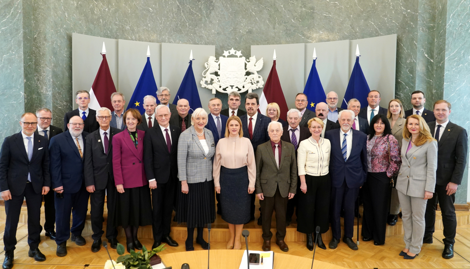 Ministru prezidente Evika Siliņa, ministri un biedrības "4. maija Deklarācijas klubs" biedri Ministru kabineta sēžu zālē